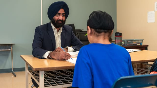 Étudiante passant un oral d'admission