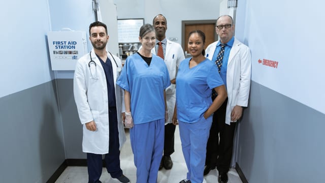 Équipe de soignants dans un couloir d'hôpital
