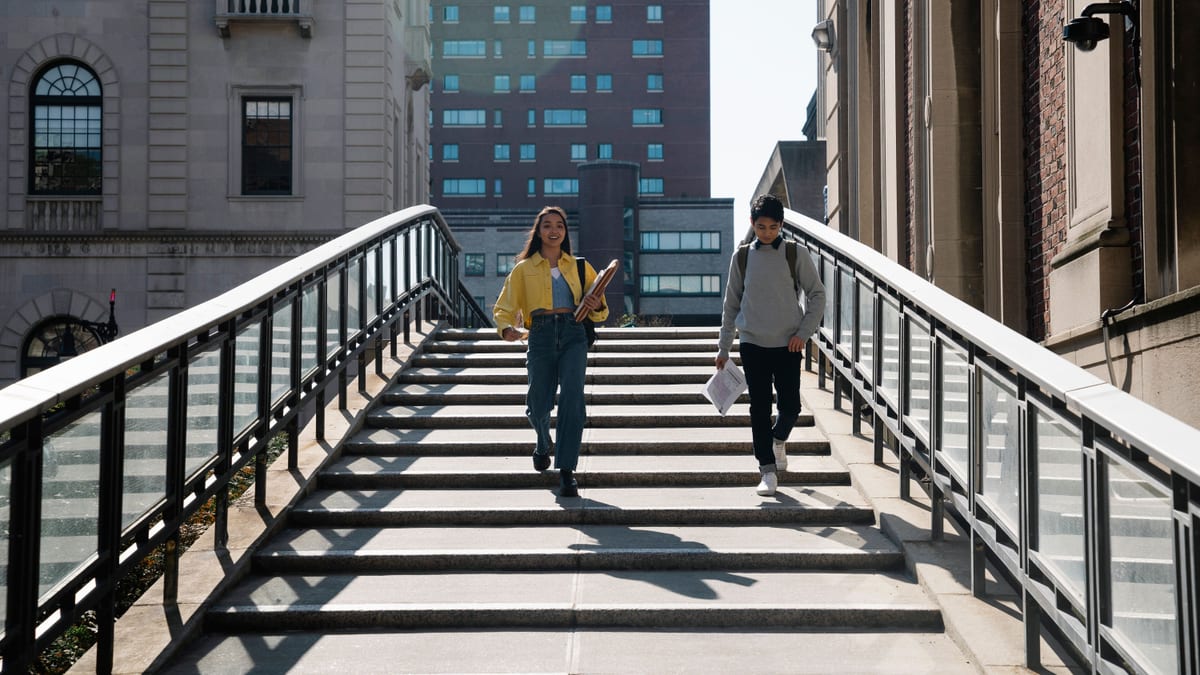 Étudiants d'une grande école sur le campus