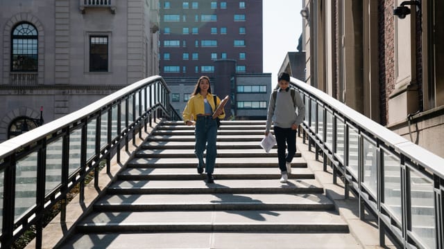 Étudiants d'une grande école sur le campus