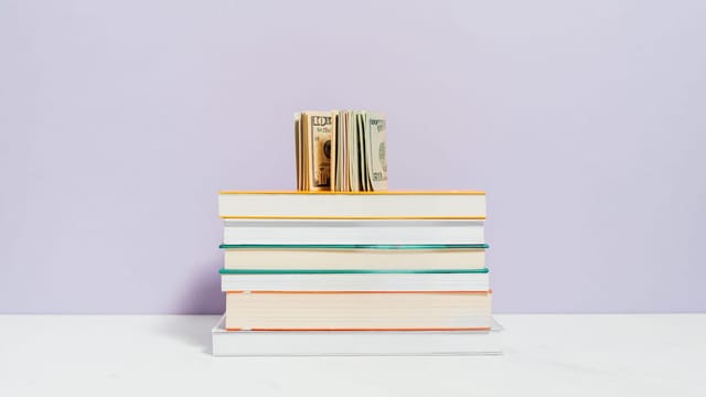 Livres et économies évoquant le financement des études