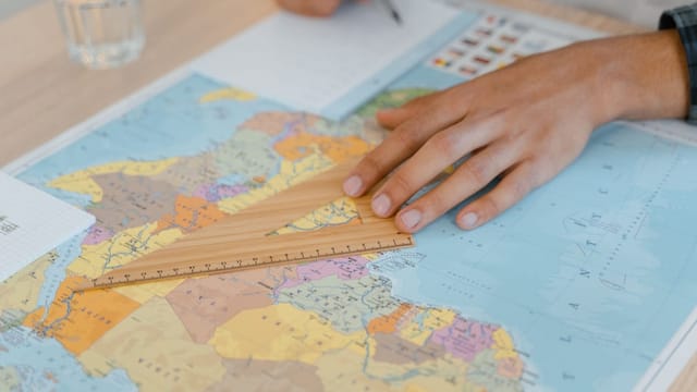 Main posée sur une carte du monde