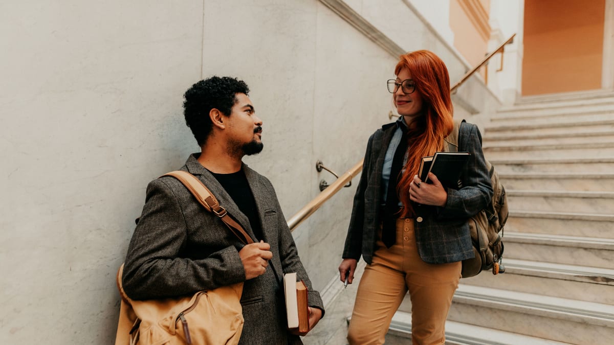 Étudiants d'école discutant sur un campus
