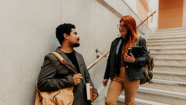 Étudiants d'école discutant sur un campus