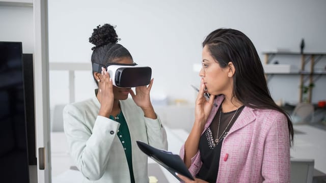 Jeune femme portant un casque de réalité virtuelle