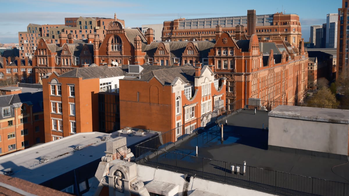 Bâtiment en brique d'une université britannique