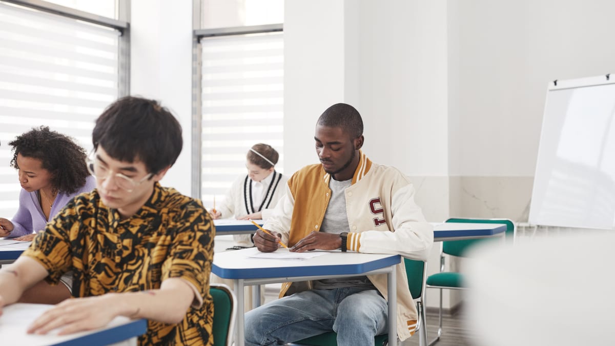 Étudiants passant une épreuve écrite en salle d'examen