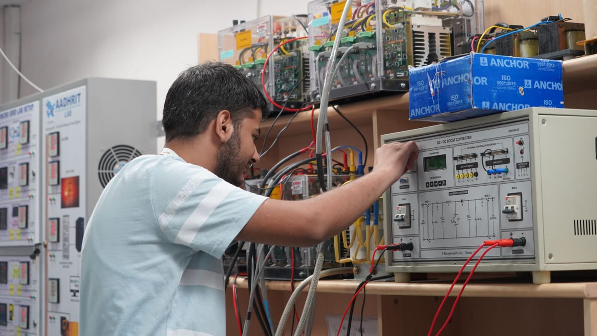 Étudiants ingénieurs dans un laboratoire