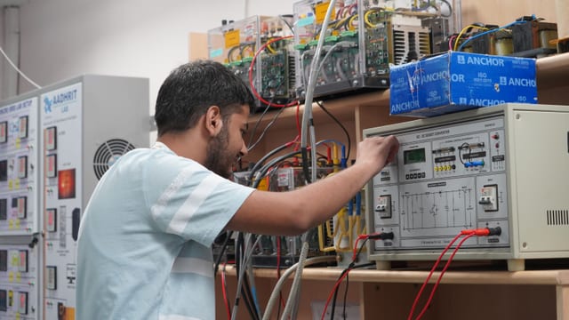 Étudiants ingénieurs dans un laboratoire