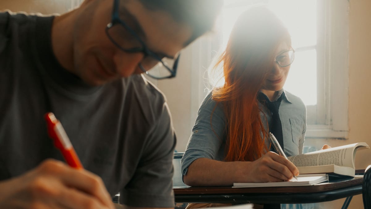 Étudiants au travail en classe préparatoire