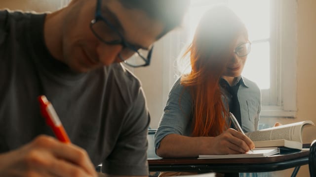 Étudiants au travail en classe préparatoire
