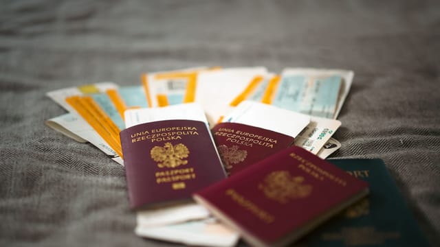 Passeports posés sur une surface