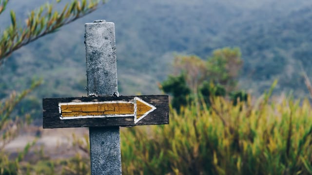 Panneau de direction en bois dans un paysage