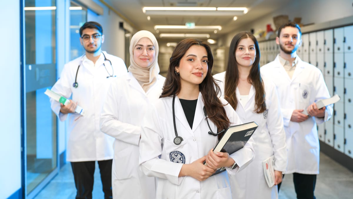 Étudiant en médecine sur un campus universitaire à l'étranger