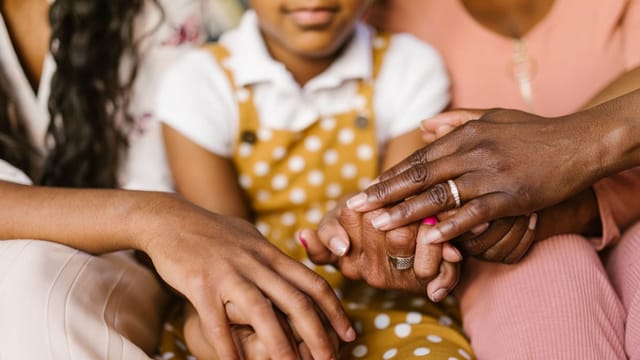 Mains de personnes d'origines différentes réunies