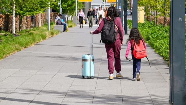 Enfants tirant une valise