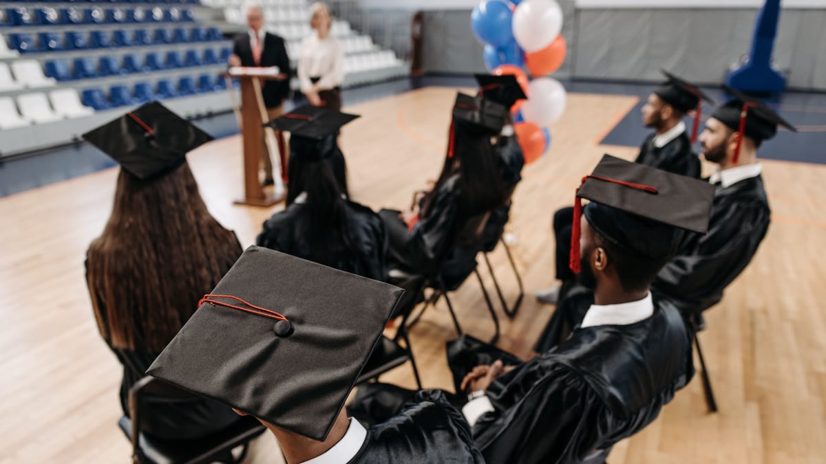 Diplômés lançant leurs chapeaux lors d'une remise de diplômes