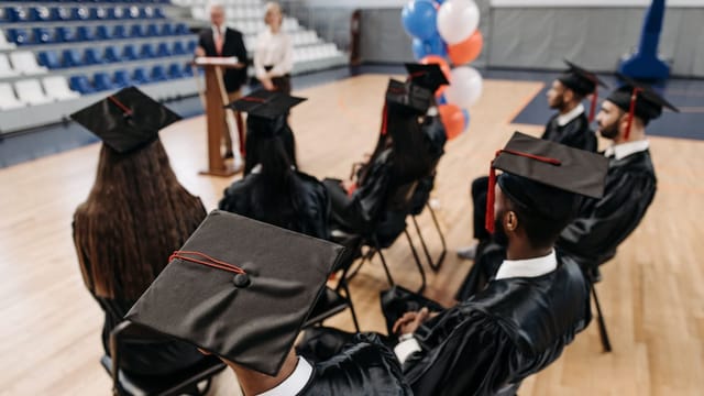 Diplômés lançant leurs chapeaux lors d'une remise de diplômes