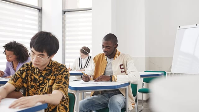 Étudiants travaillant sur leur candidature