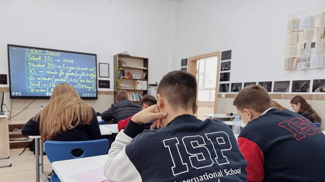 Élèves en classe dans une école internationale