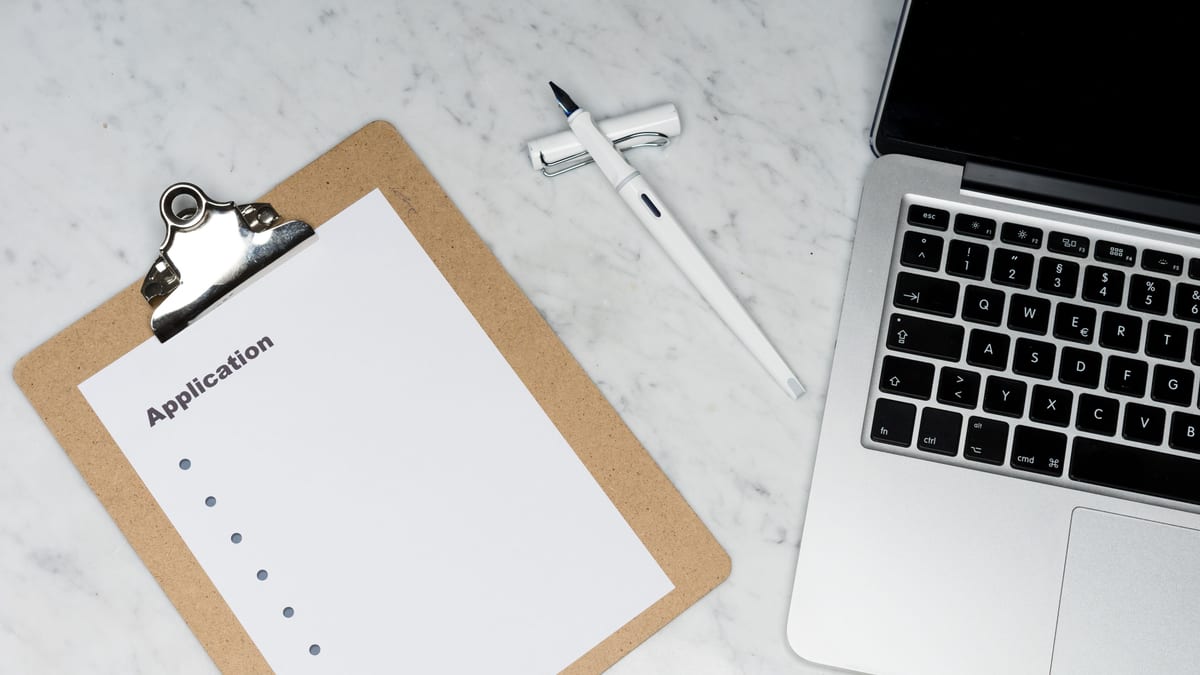 Bloc-notes et ordinateur portable sur un bureau