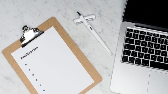 Bloc-notes et ordinateur portable sur un bureau