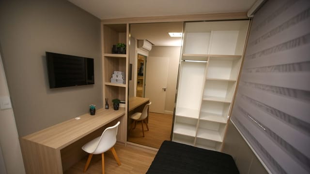 Petit studio étudiant avec un bureau