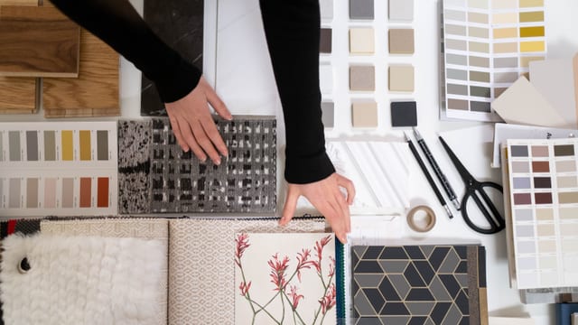 Architecte d'intérieur travaillant sur une planche de matières