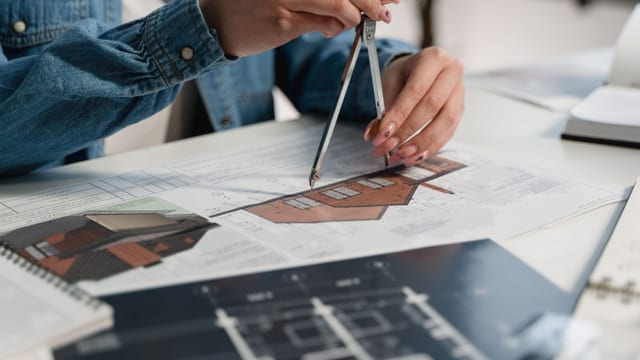 Architecte travaillant sur des plans et une maquette
