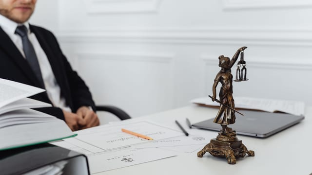 Avocat travaillant sur des dossiers juridiques