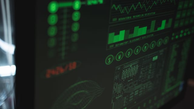Data scientist analysant des données sur écran