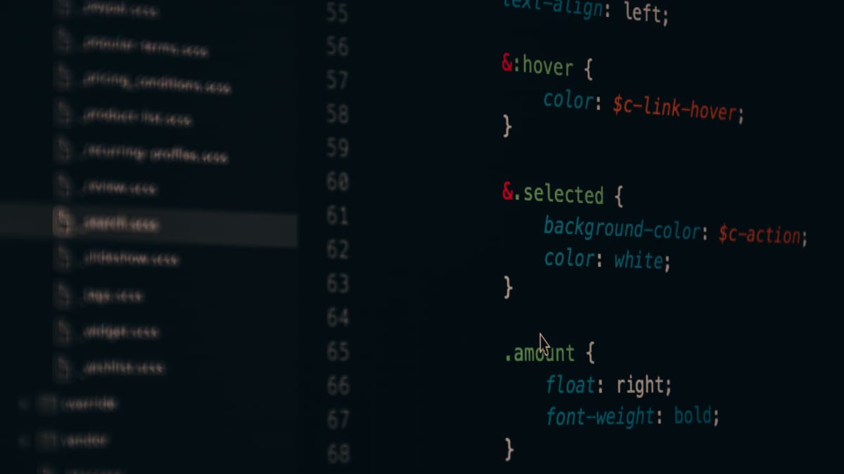 Développeur travaillant sur du code devant un écran