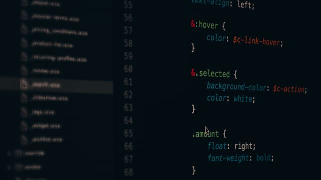 Développeur travaillant sur du code devant un écran