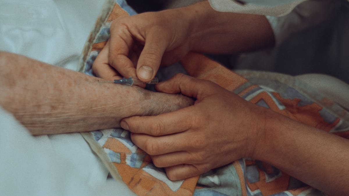 Infirmière en soins auprès d'un patient à l'hôpital