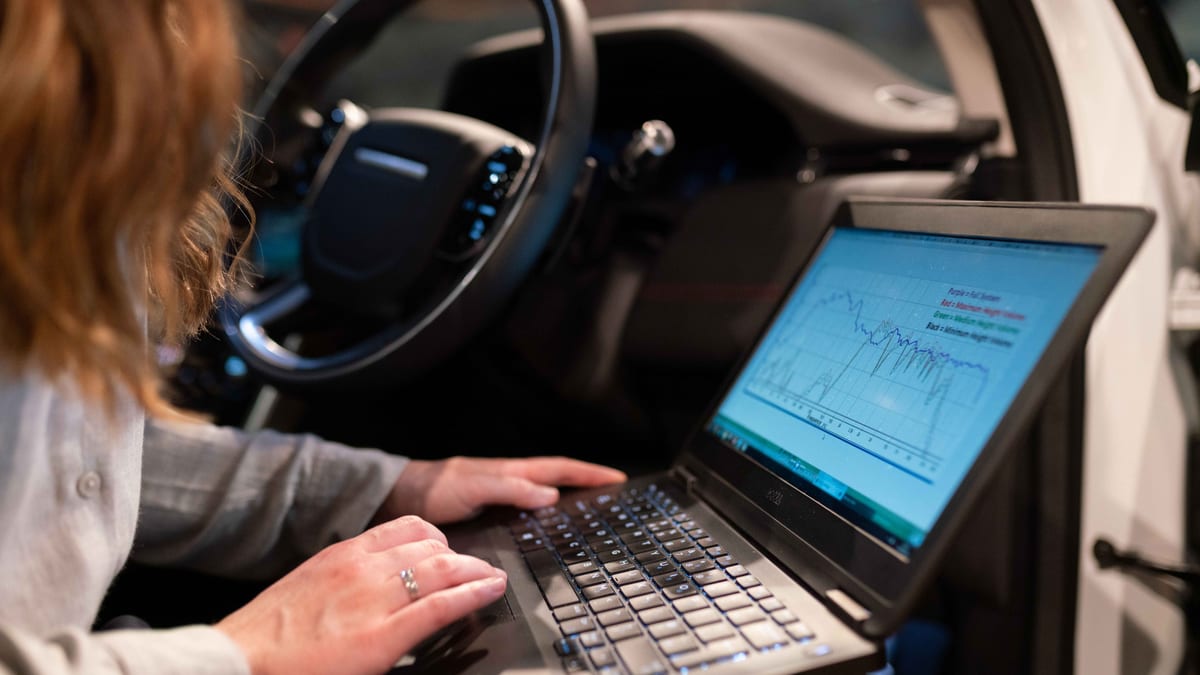 Ingénieur travaillant sur un système d'intelligence artificielle