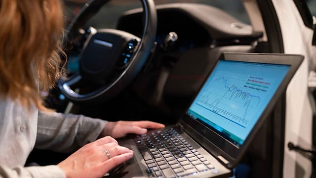 Ingénieur travaillant sur un système d'intelligence artificielle
