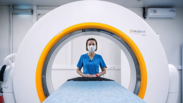 Manipulateur en imagerie médicale devant un scanner