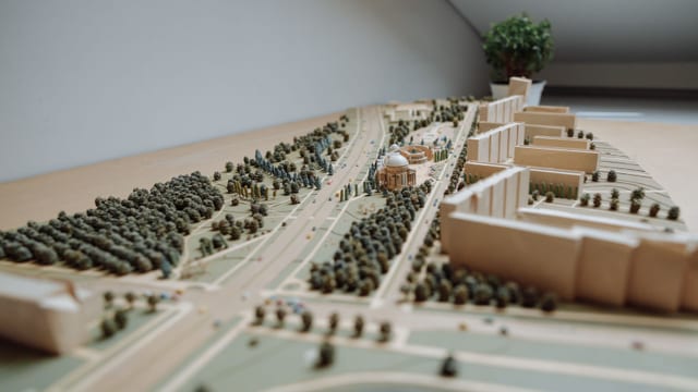 Urbaniste devant une maquette de ville