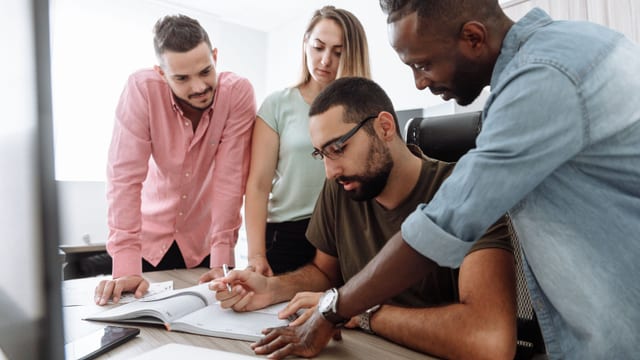 Jeunes professionnels de métiers variés au travail