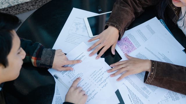 Étudiants en santé révisant ensemble