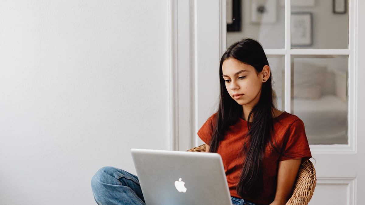 Élève cherchant une formation sur son ordinateur portable