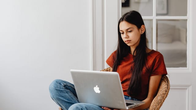 Élève cherchant une formation sur son ordinateur portable