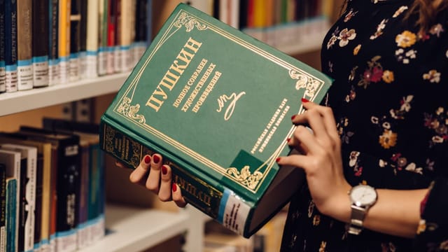Personne tenant un livre en langue étrangère
