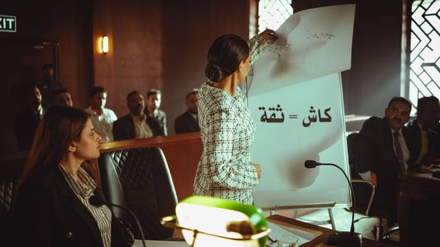 Étudiant présentant devant un jury