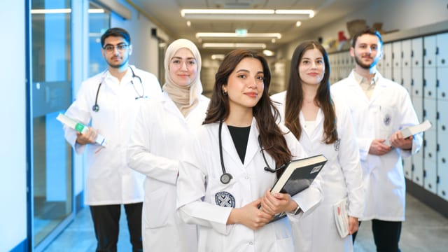 Étudiants en médecine en formation à l'hôpital