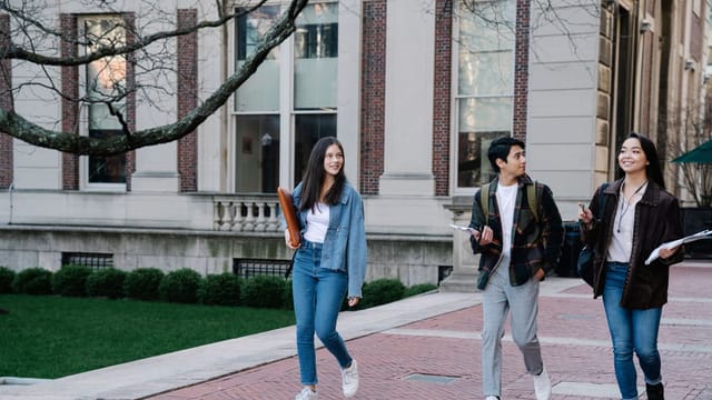 Étudiants marchant sur un campus universitaire
