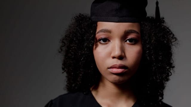 Portrait d'une jeune femme au regard déterminé