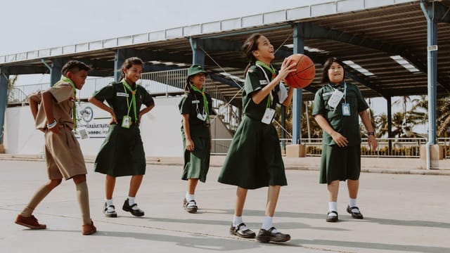 Élèves jouant au basket en tenue de sport