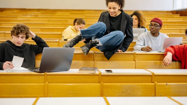 Amphithéâtre universitaire rempli d'étudiants
