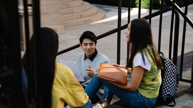 Étudiants en discussion sur un campus